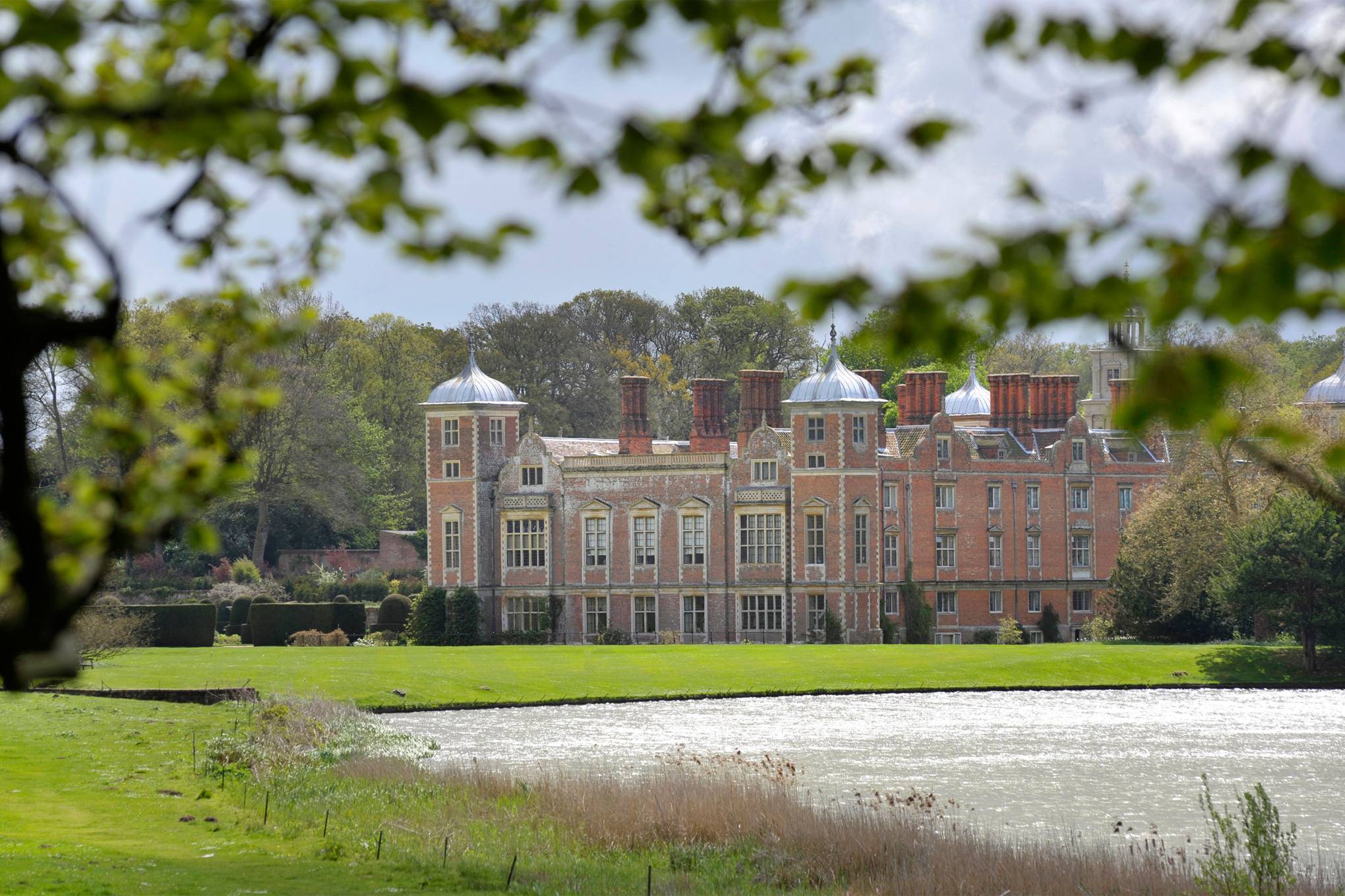 national trust places to visit near guildford